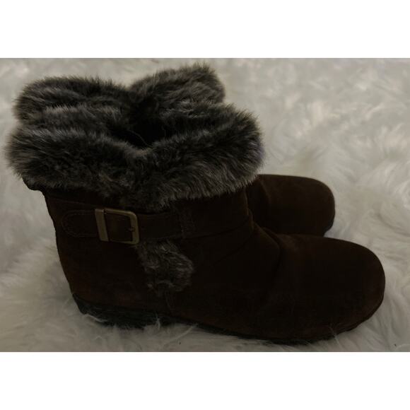 Khombu Shoes - Khombu LINDSEY All Seasons Brown Suede Boots Sz 8 Water Repellent Women’s Buckle